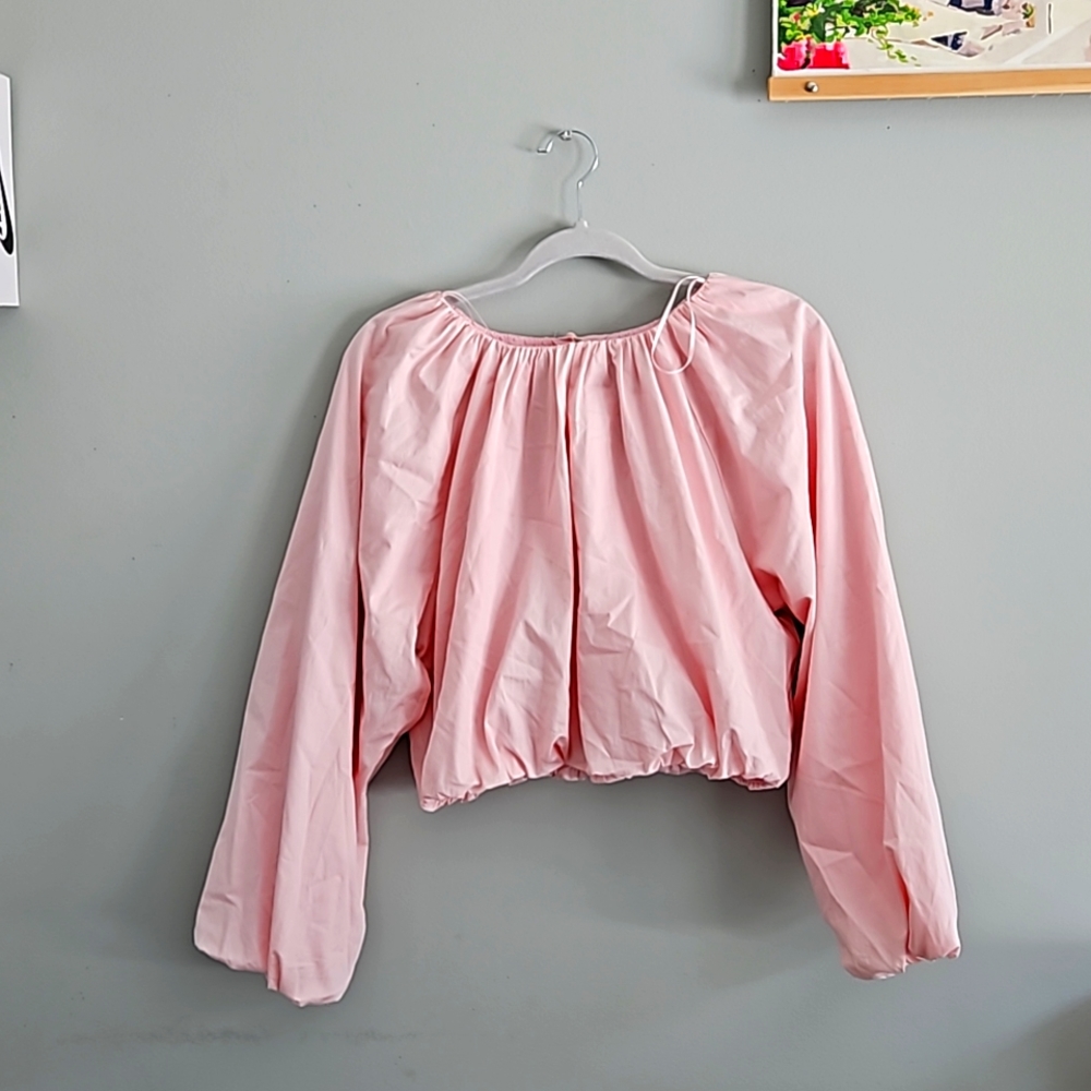 Long sleeve pink shirt size is medium and it's from versona
